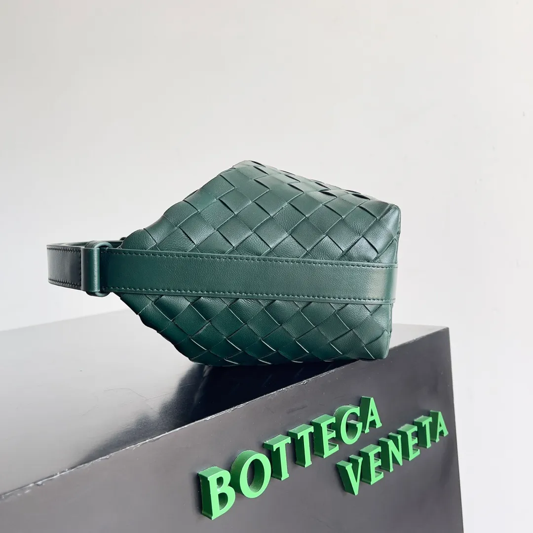 Batch 1360 It is predicted that BV Bottega’s lunch bag will be popular again this year. The entire bag is made of top nappa lambskin, which is very soft and lightweight. It also uses the intrecciato weaving process that the two founders spent several months developing from the beginning of the brand. It is completely hand-woven by Italian craftsmen. It perfectly reflects the craftsmanship of Bottega. The entire bag shape is also a very practical and popular lunch box bag type. The slightly curved arc of the bag mouth can also better fit our wrists. Style number: 754443 Size: 22*13*9